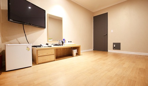 Room (Ondol Room)