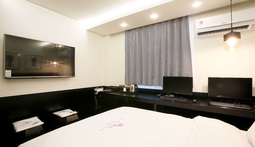 Room (Deluxe B (Early Check-In Netflix Avai)