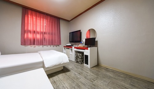 Room (Gaming Room)