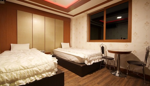 Room (Twin)