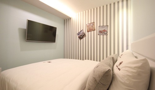 Room (Mini ROOM (Netflix available))