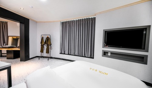 Room (VIP (double + double bed Netflix avai)