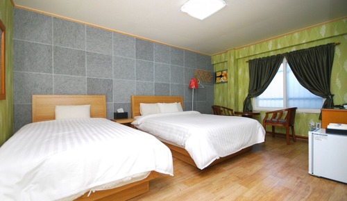 Room (Twin)