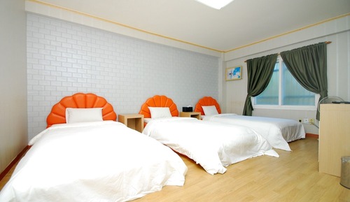 Room (Triple room)
