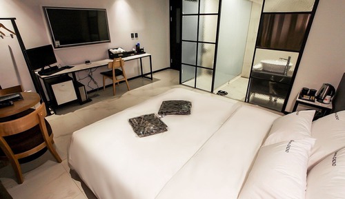 Room (Standard (king size latex bed shower )