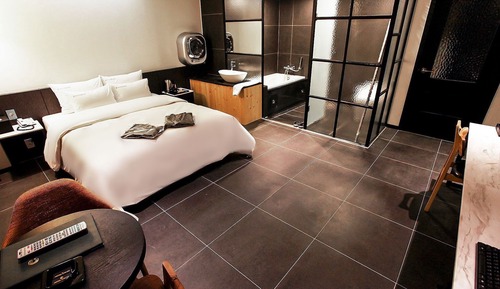 Room (Deluxe (king size latex bed mini wash)