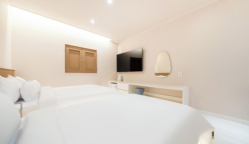 Room (Deluxe - 2 beds (1 queen bed + 1 sing)