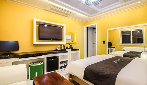 Room (Standard room (available to watch Net)