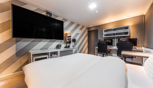 Room (Deluxe Room (Couples PC Netflix avail)