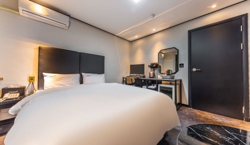 Room (STANDARD (No parking Netflix availabl)