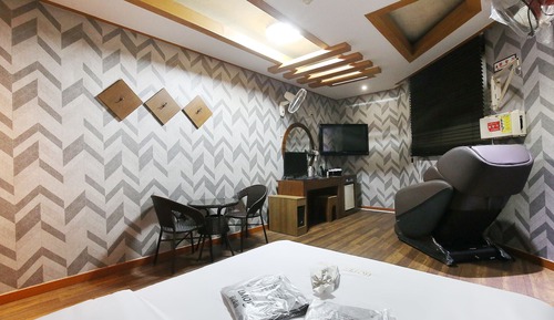 Room (Presidential Massage)