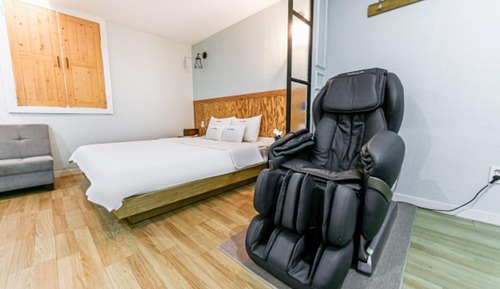 Room (Special massage chair (randomly assig)