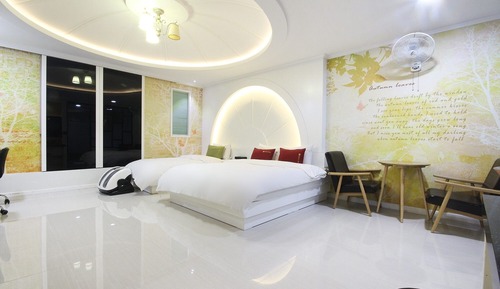 Room (Twin)