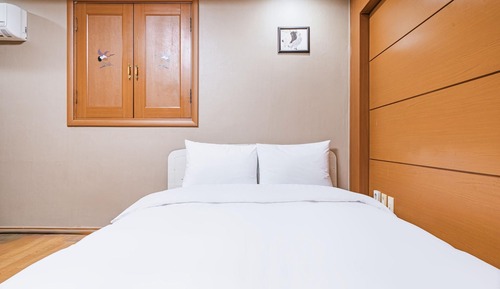 Room (Family Room B (double + ondol Netflix)