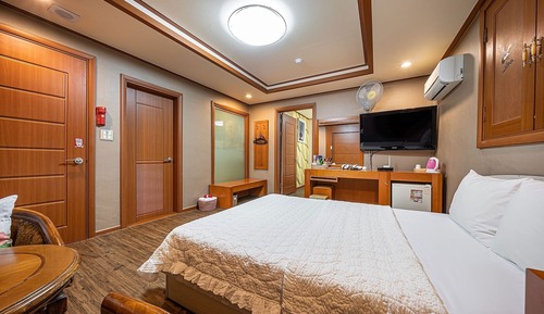 Room (Family Room C (Double + Double Netfli)