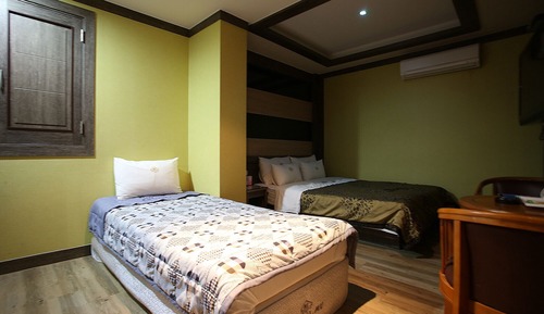 Room (Twin room)