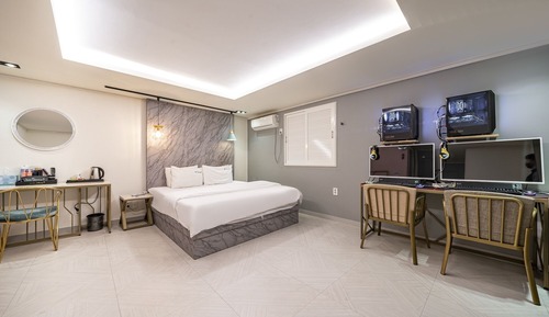 Room (2 PCs for deluxe room gaming (2 PCs w)