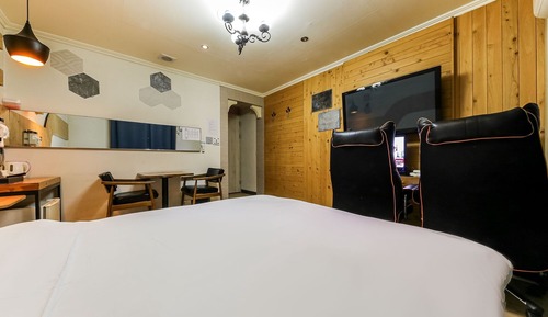 Room (Couple PC (LOL Netflix available No-H)