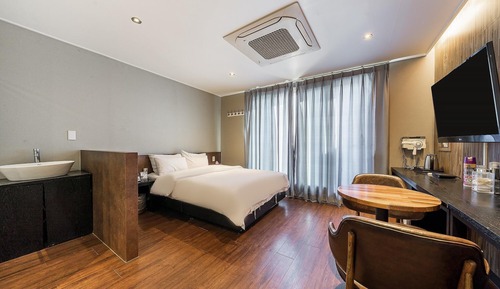 Room (Suite A (maximum 8 people family/coup)