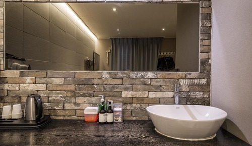 Room (VIP (OTT available in all rooms Netfl)