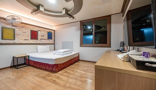 Room (Deluxe (10000 won per additional pers)