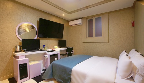 Room (Couple PC (Netflix watching all games)