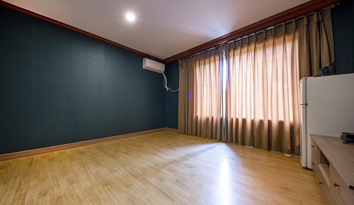 Room (Ondol (20000 won for 4 barbecue))