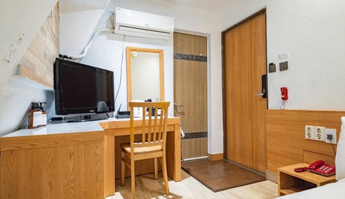 Room (Miniroom-weekcarlightgo (Exit 4 also )