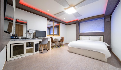 Room (Deluxe rooms (Netflix Disney+ TVING W)