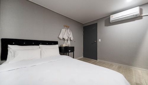 Room (Semi-private room (no parking availab)