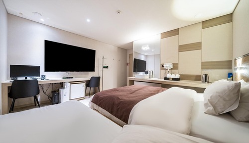Room (Deluxe Twin (Double + Single Bed 70-i)