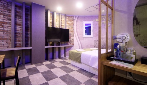 Room (VIP (spa whirlpool Netflix available )