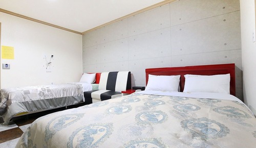 Room (Twin)