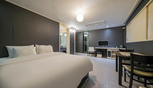 Room (Movie Room (75 inch TV 1 PC OTT))