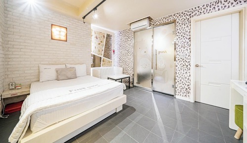Room (Deluxe)