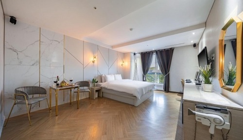 Room (Master - OTT (Bathtub Banseok Mountai)
