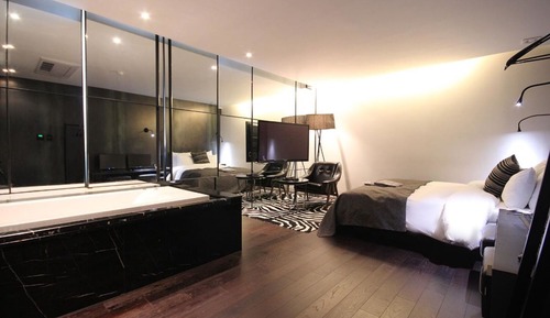 Room (VIP (Free Netflix watching))
