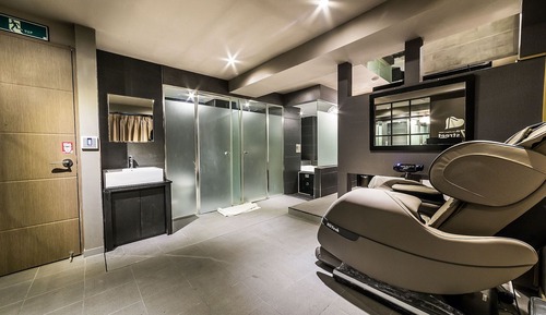 Room (Suite (Netflix available massage chai)