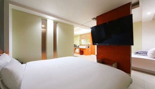 Room (Deluxe Twin (latex bed Netflix availa)