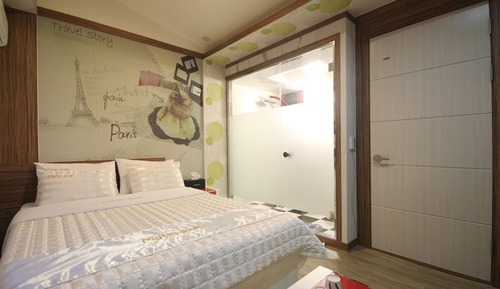 Room (Small room)