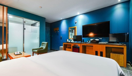 Room (Premium (large spa Netflix/YouTube av)