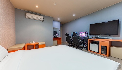 Room (Couple PC Room - Netflix YouTube)