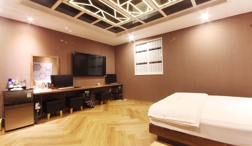 Room (Royal (6 types of OTT for free/Ultra )