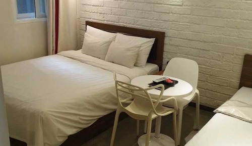 Room (Twin Bed Room (Netflix Viewable))