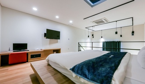 Room (Gallery Standard)