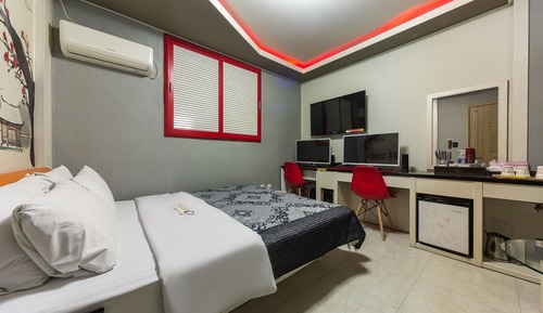 Room (Standard Room B / 1PC (Netflix))