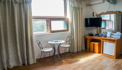 Room (Mountain View Family Room - Ondol)