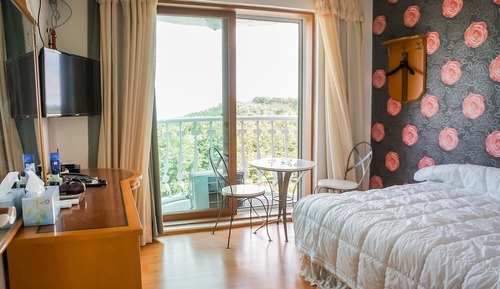 Room (Balcony)