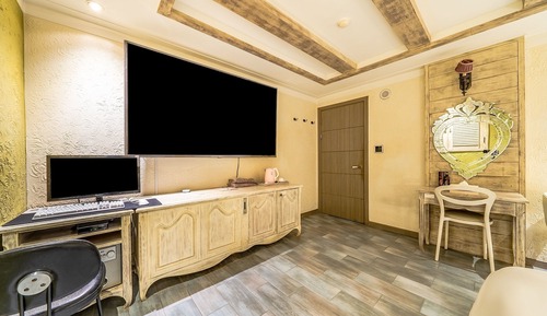 Room (Cinema Room (1pc 86-inch Netflix Disn)