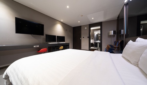 Room (Suite (2pc 65 inch Netflix Disney Plu)